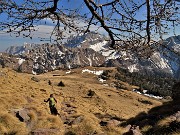 71 Vista sui pascoli fioriti del Monte Campo